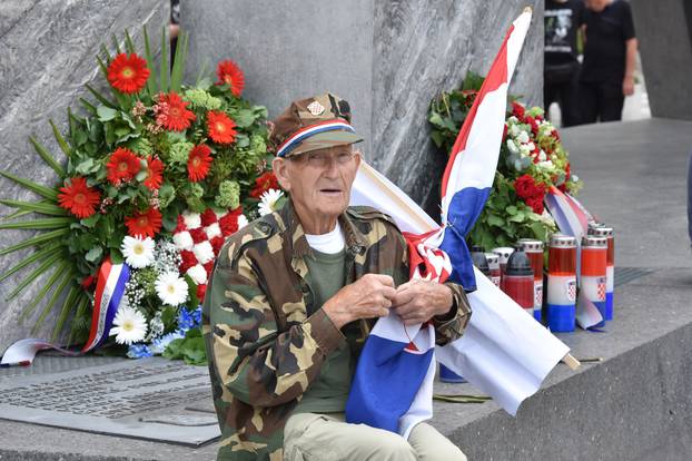 Mirko Potočki, 89-godisnji sudionik Domovinskoga rata, odao pčast braniteljima