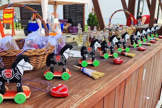 Vesela dječja radionica na Ekotlonu: Bojanje drvenih konjića koje potom nosite kući