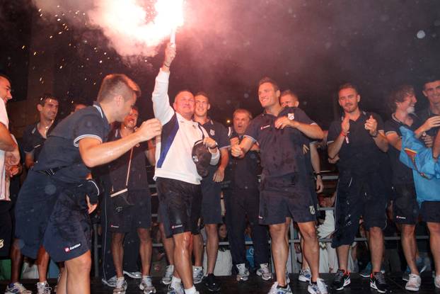 Rijeka: Nakon slijetanja u zra?nu luku igra?i HNK Rijeke proslavili pobjedu na Korzu