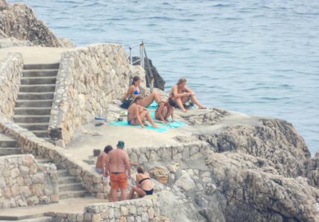 Dubrovnik ljeti, tisuće posjetitelja, ali i bogata ponuda za svakoga