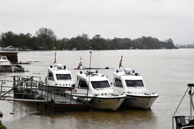 Slavonski Brod: Zbog obilnih kiša naglo raste vodostaj Save