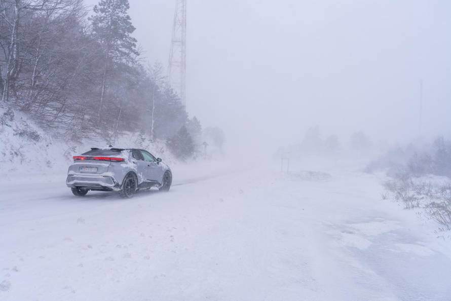 Vratnik: Bura i snijeg na cesti između Vratnik i Senja, cesta otvorena samo za osobna vozila