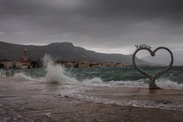Olujno jugo zahvatilo Kaštela