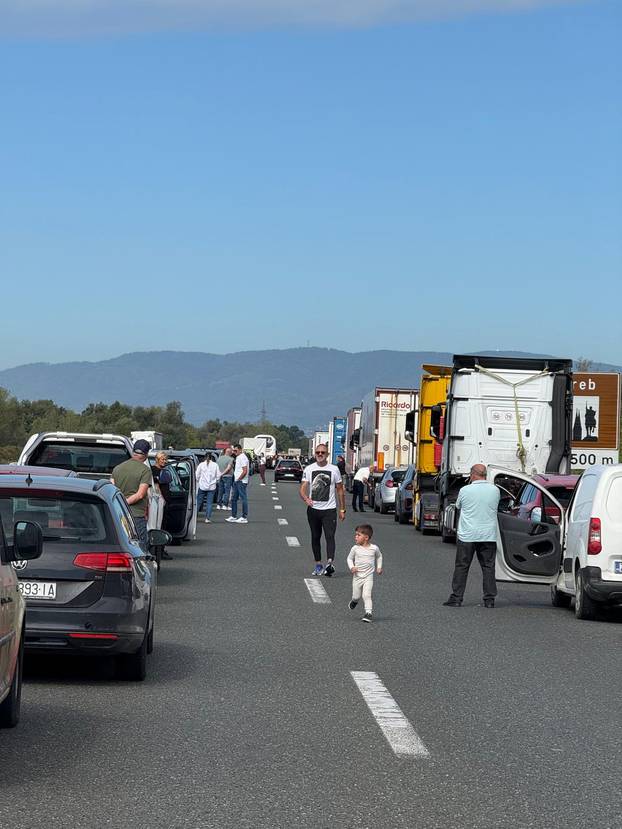 FOTO I VIDEO Galerija užasa kod Rugvice. Vatrogasci spašavali vozača, HAK: Kolona je 6 km