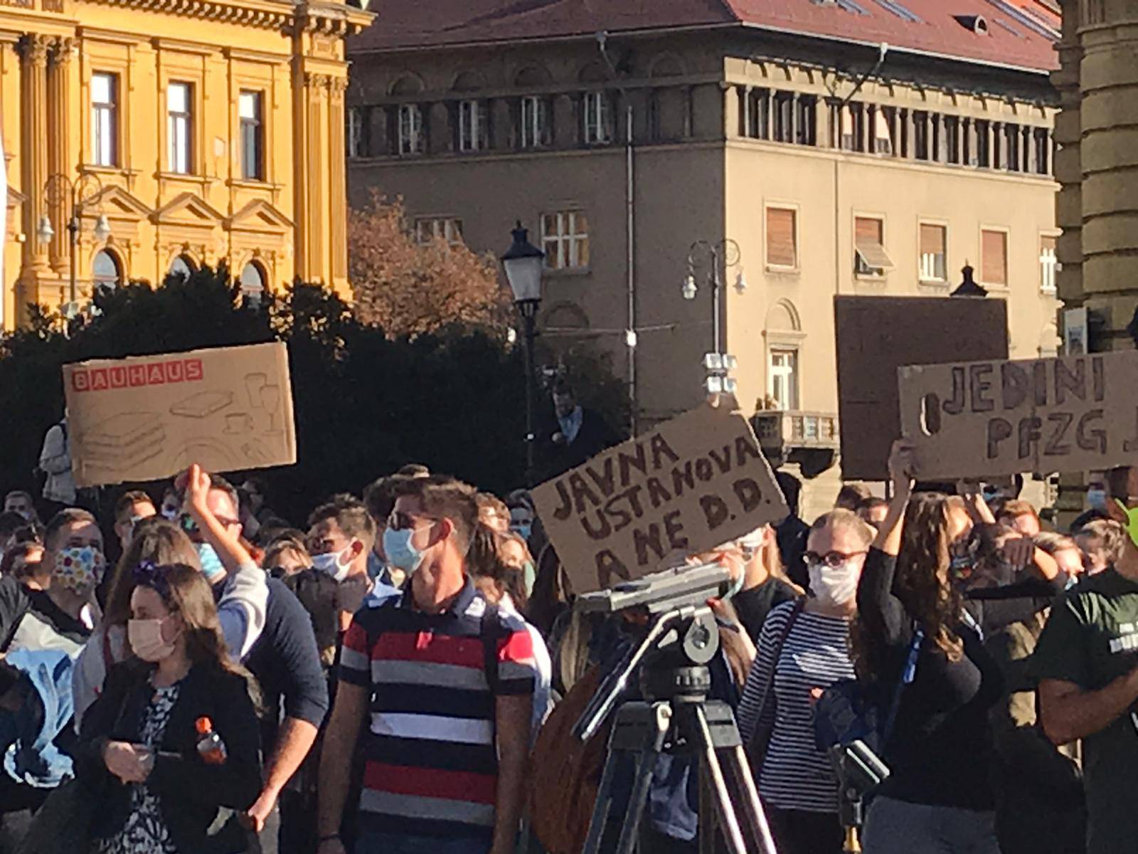 Studenti prosvjedovali protiv školarina: 'Prodajem stan u Zagrebu za semestar na Pravu'