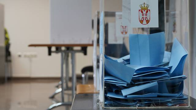 Milorad Dodik glasao je u Generalnom konzulatu Srbije u Banja Luci za predsjedničke i parlamentarne izbore u Srbiji
