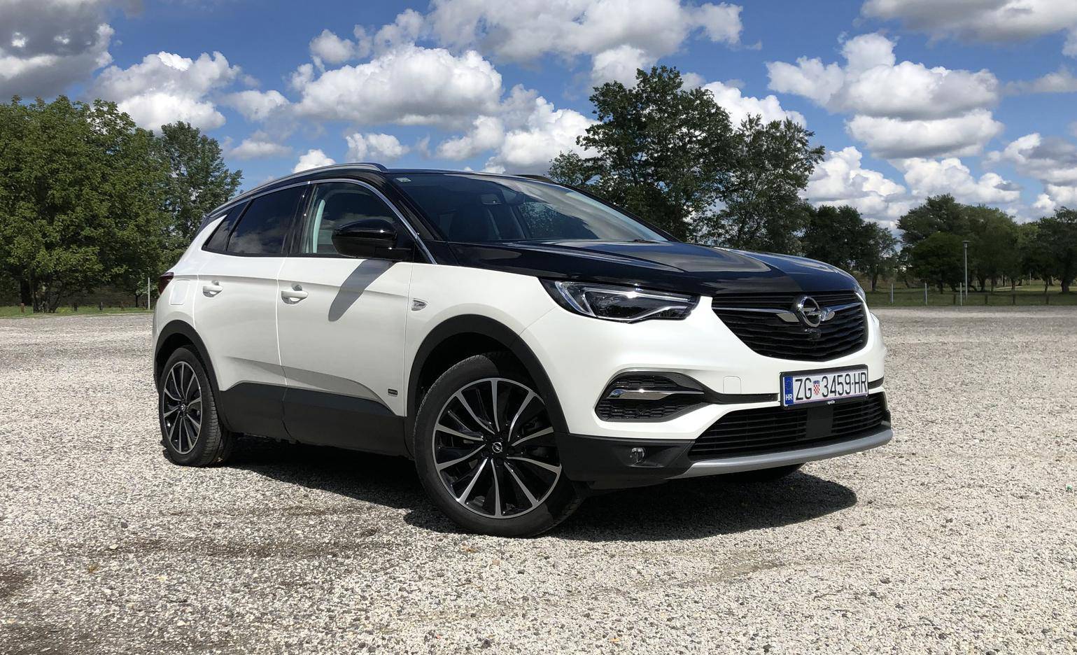 Opel Grandland X Hybrid 4 može trošiti manje od 3 litre, a juriti poput sportskog auta