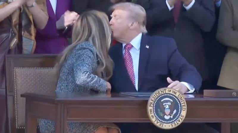 VIDEO Pogledajte kako Trump ljubi suprugu Melaniju