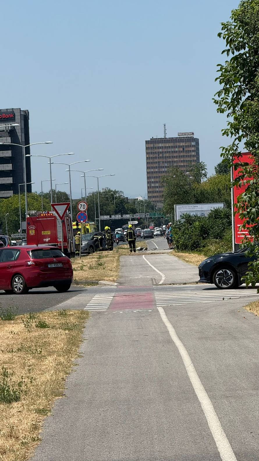 VIDEO Tri skršena vozila u Zagrebu! HGSS-ovac slučajno bio na mjestu sudara i pomagao