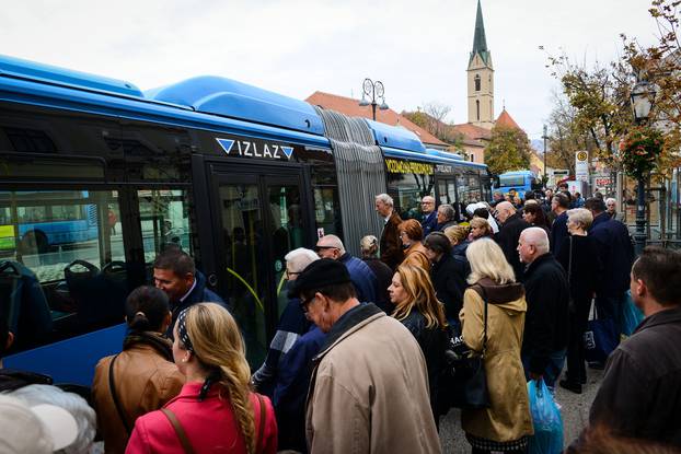 Zagreb: GraÄani na Kaptou ZET-ovim autobusima idu prema Mirogoju