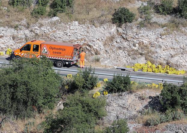 Plano: Teret s kamiona pao na automobil
