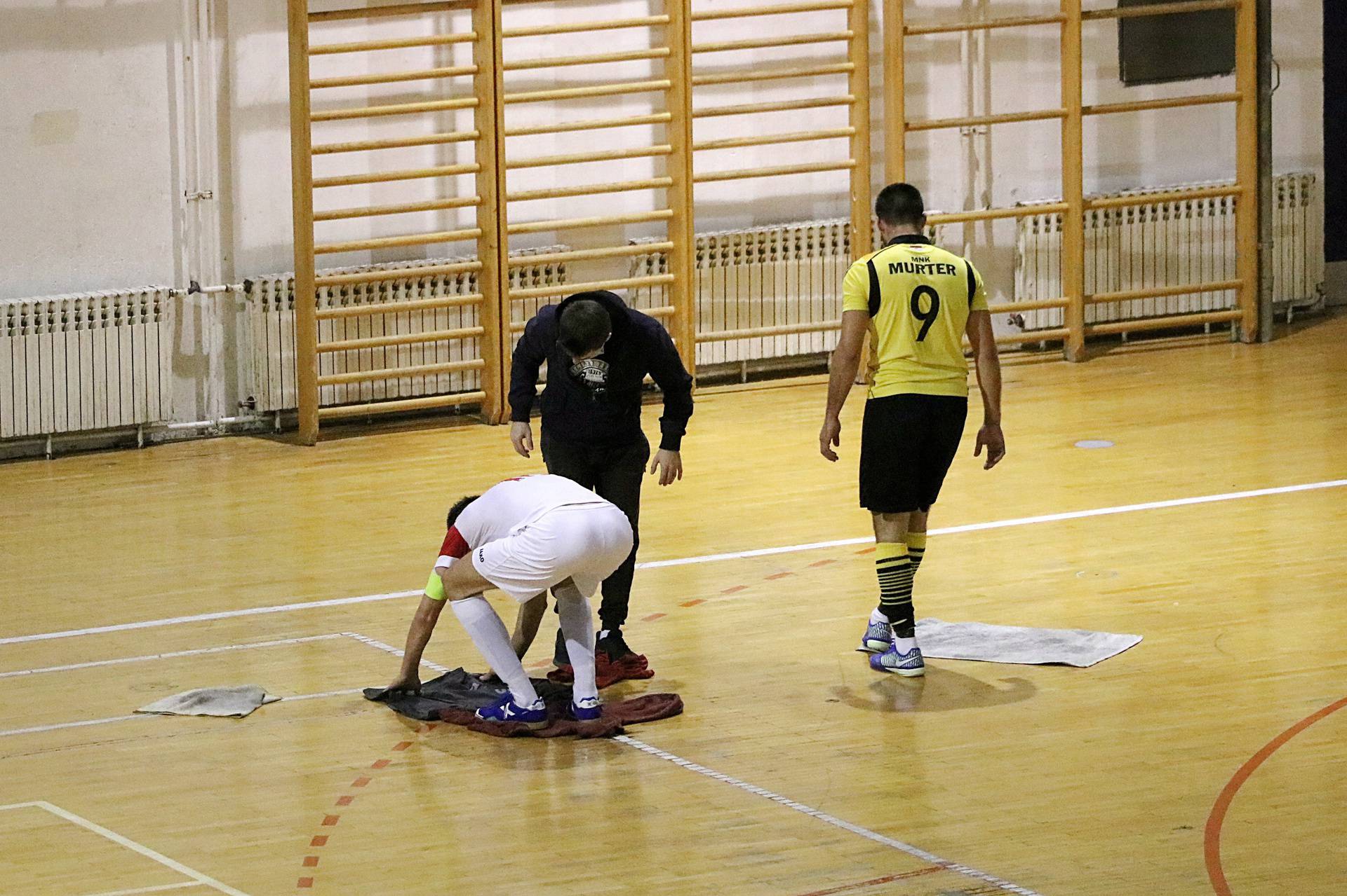 Nestvarne scene iz Knina: Igrači padali preko krpa na utakmici...