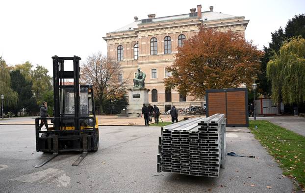 Zagreb: Postavljanje adventskih kućica na Strossmayerovom trgu