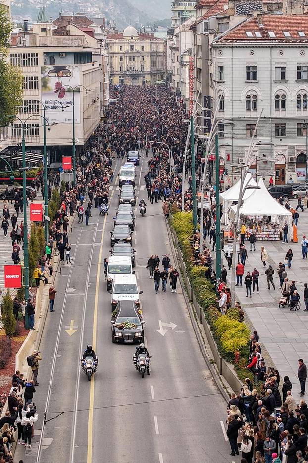 Sarajevo: Pogled iz zraka na povorku prema gradskom groblju Barama
