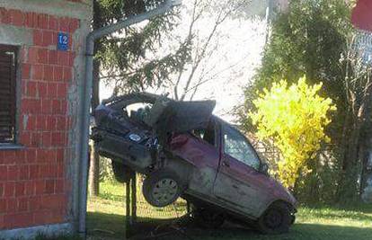 Pijani tinejdžer ukrao tati auto: Zadnji kraj 'nasadio' na ogradu