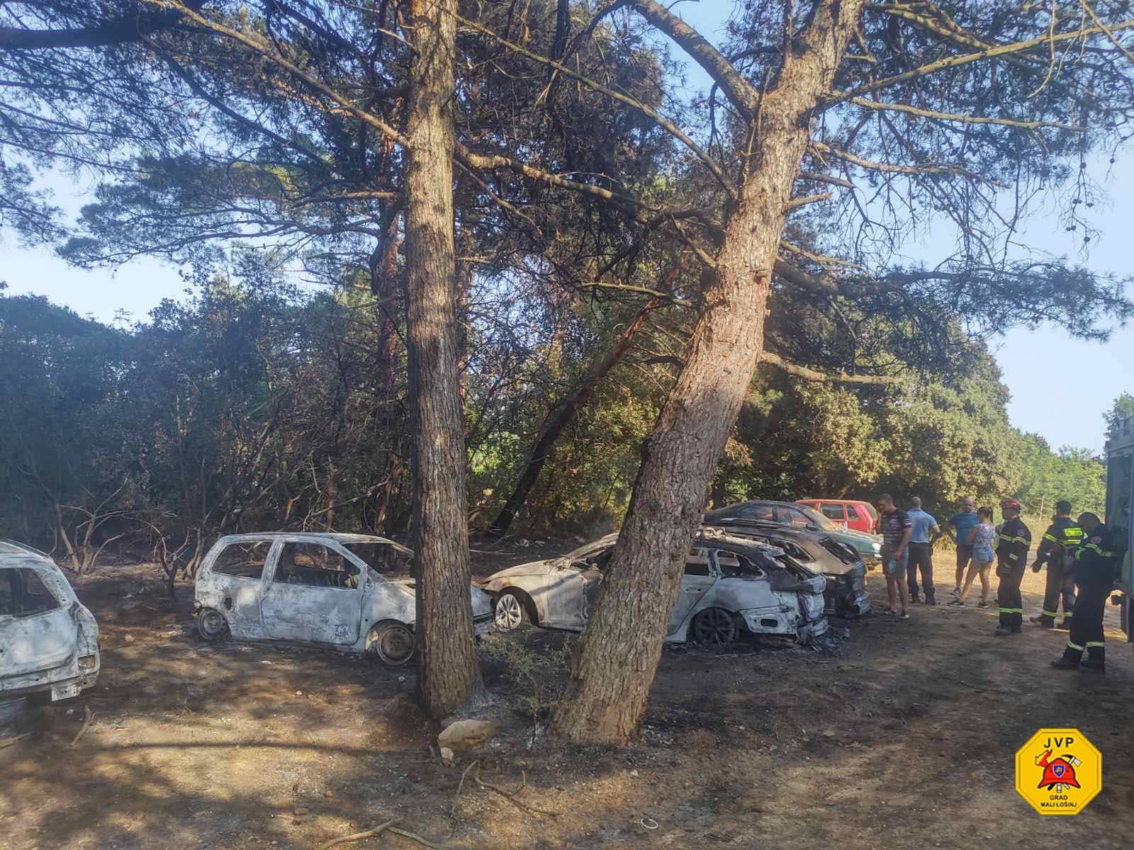 U dva požara na parkiralištima na Lošinju izgorjelo 10 auta