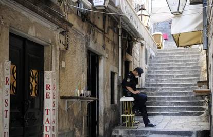 Dubrovnik: Upali u kafić, razbijali i pretukli vlasnika