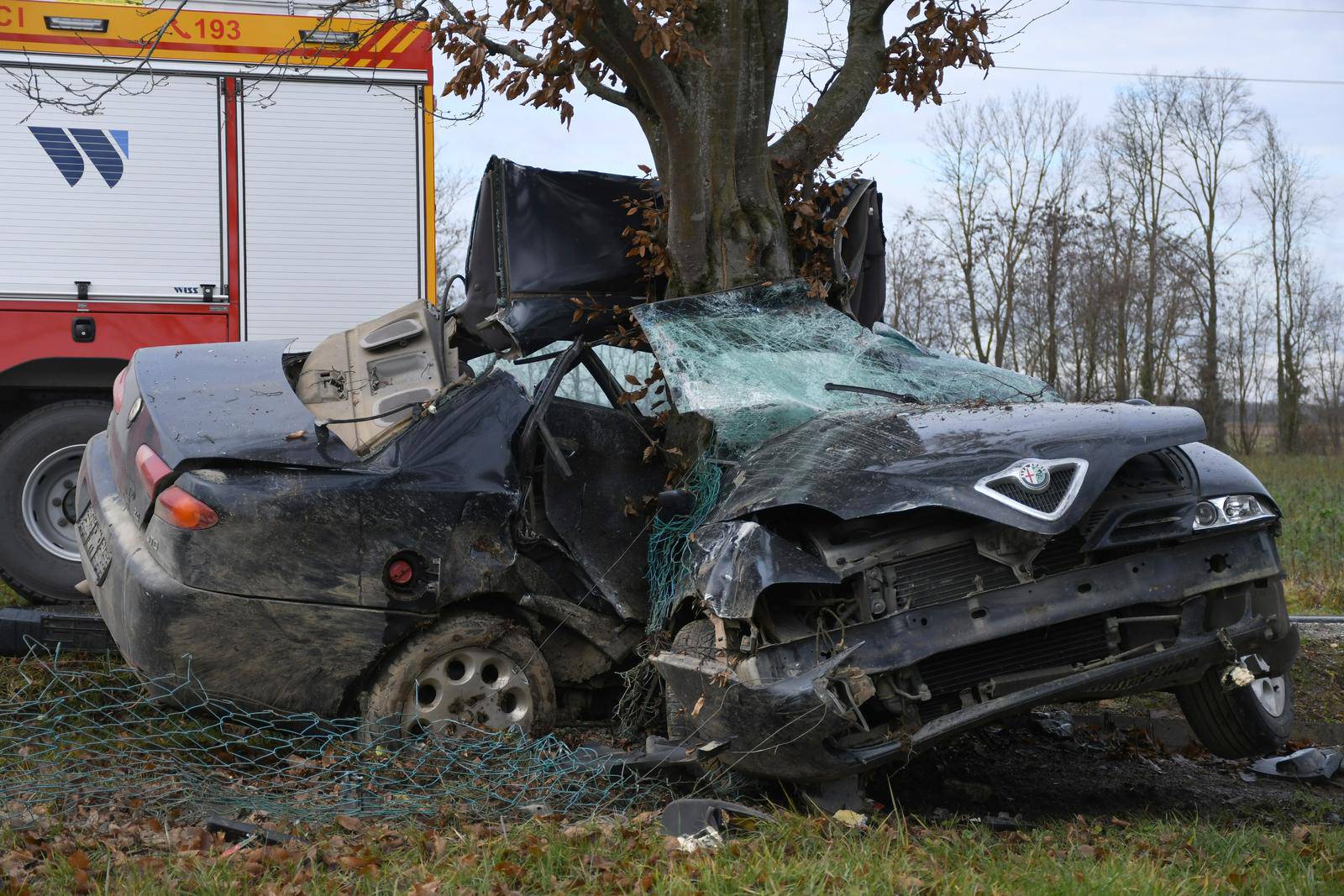 Kozarevac: Vozačica poginula u prometnoj nesreći, automobil se obavio oko stabla