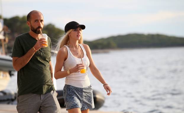 Netflixova zvijezda stigla na Hvar s mužem milijarderom: Dnevno troši 6.300 kn na izgled