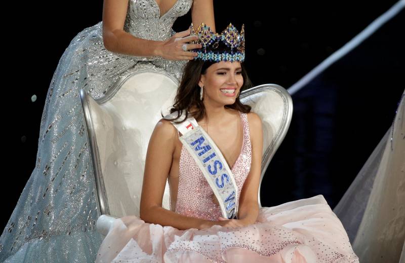 Miss Puerto Rico Stephanie Del Valle is crowned after winning the Miss World 2016 Competition in Oxen Hill, Maryland