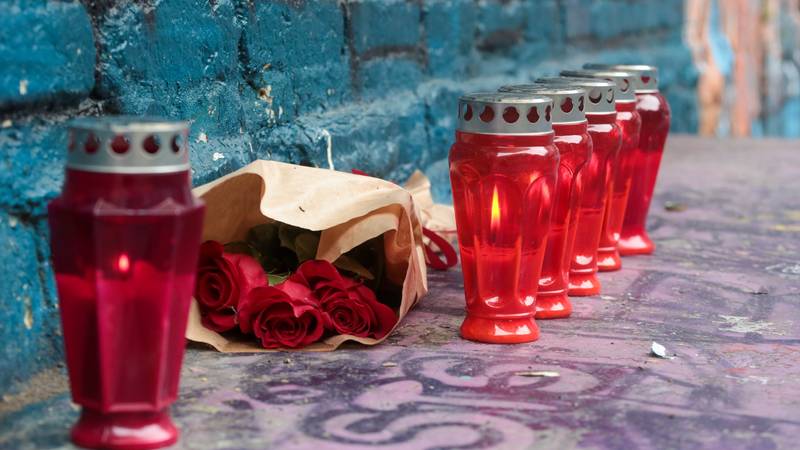 FOTO Prijatelji se opraštaju od ubijenog Vedrana: Stavili ruže i lampione u klubu Medika