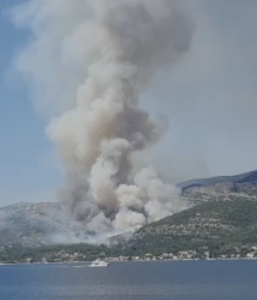 Gori na Pelješcu: Tri kanadera gase požar, turisti u panici