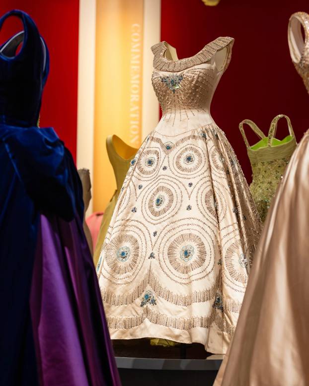 FOTO Bila je prepoznatljiva u jarkim bojama: Izložene su najljepše haljine Elizabete II.