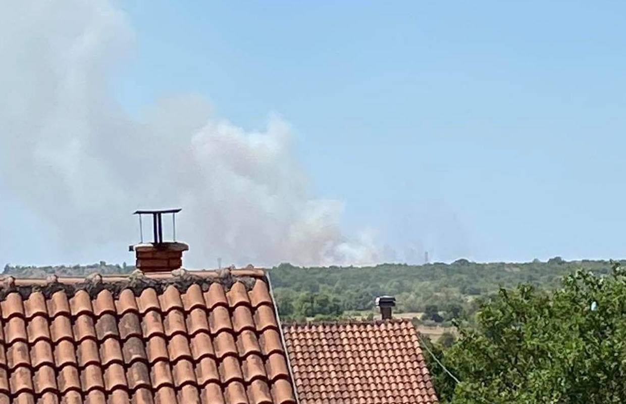 Požar kod Nacionalnog parka Krka: S vatrom se bori 15 vatrogasaca, gase i kanaderi