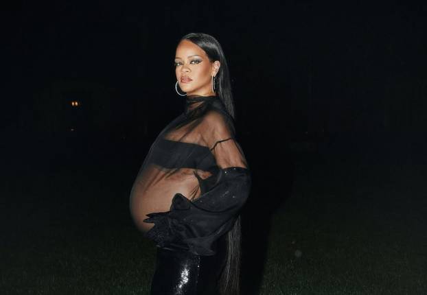 Trudnička odjeća, što vam je to? Rihanna trbuščić istaknula u tangama, korzetu, perju, tilu...