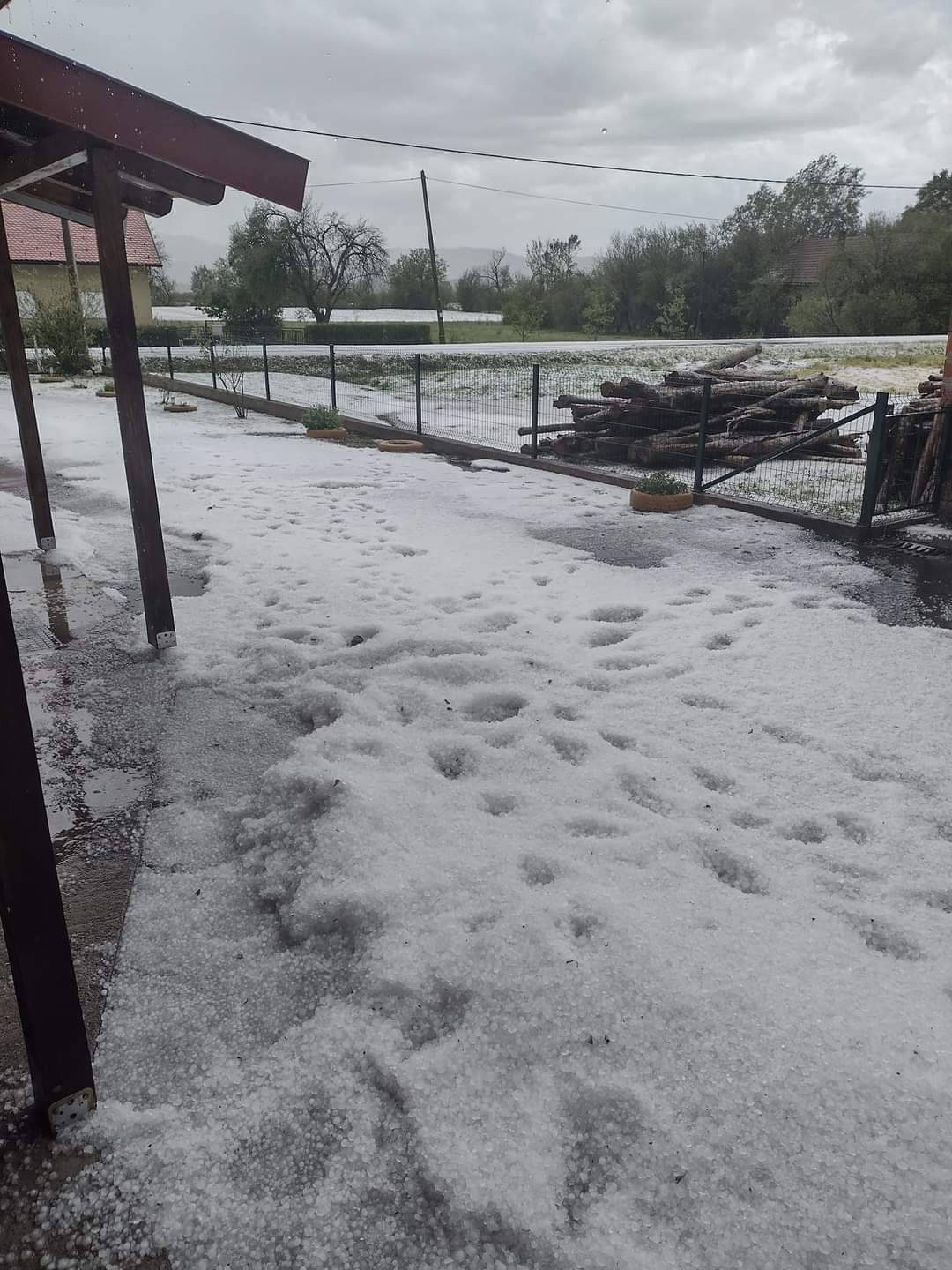 FOTO Dvor pogodilo nevrijeme: 'Led je stukao sve što je stigao, nosilo je i trgalo nam krovove!'