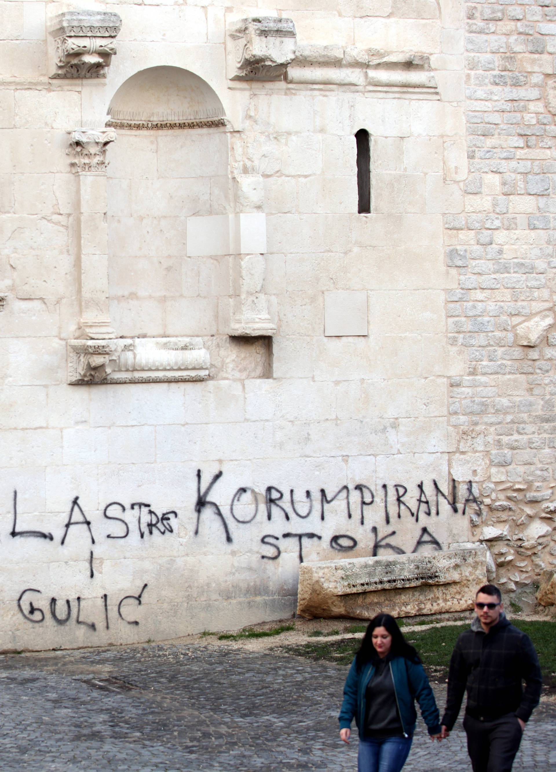 Split: Vandali grafitima uniÅ¡tili dio Dioklecijanove palaÄe