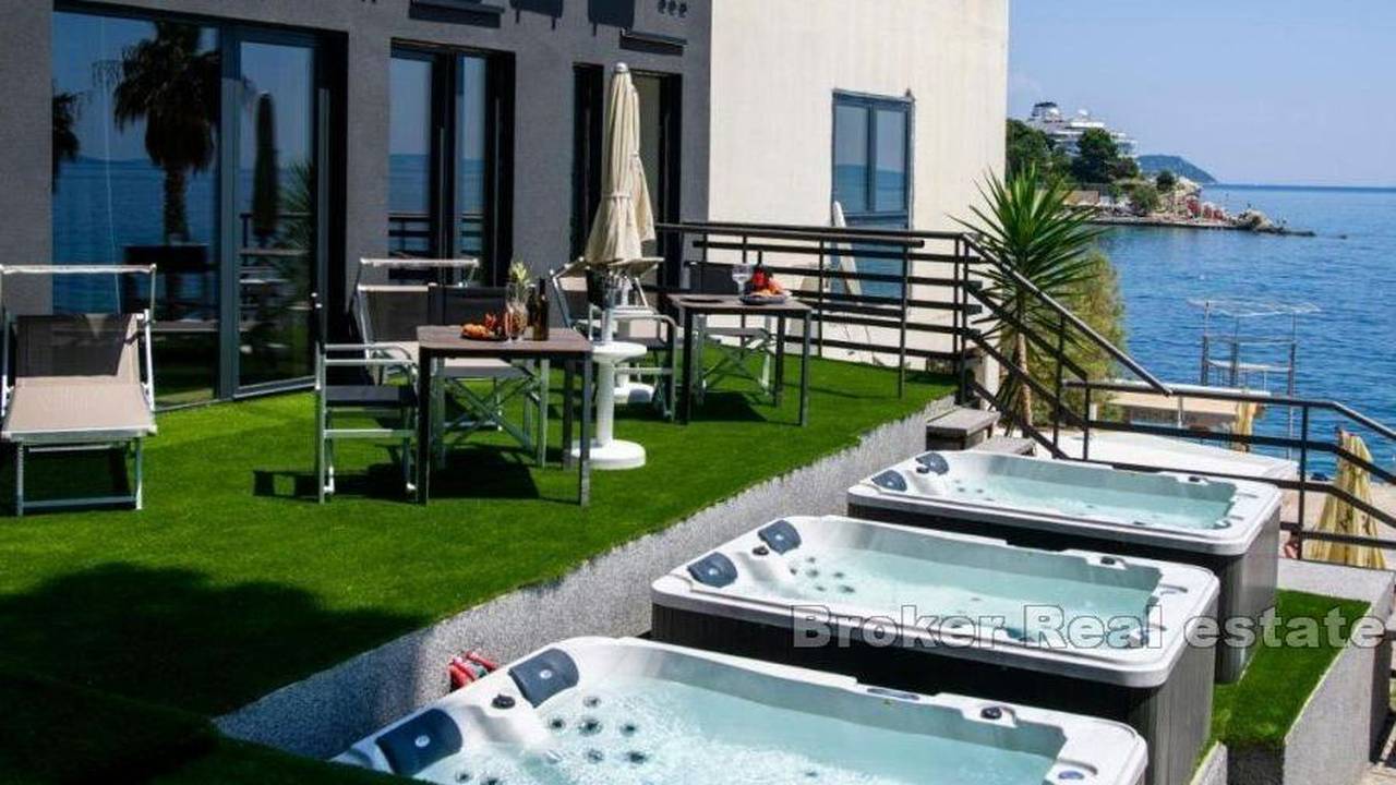 FOTO U Splitu prodaju luksuznu nekretninu prvi red do mora. Do plaže su i jacuzziji. Ovo je cijena