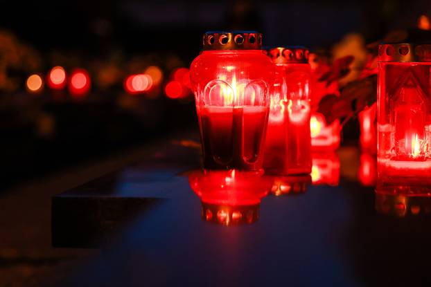 Zagreb: Trepet svijeća u sumrak na groblju Stenjevec na blagdan Svih svetih