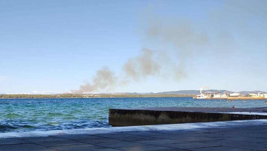 VIDEO Gust dim kod Biograda, požar raslinja gase i kanaderi