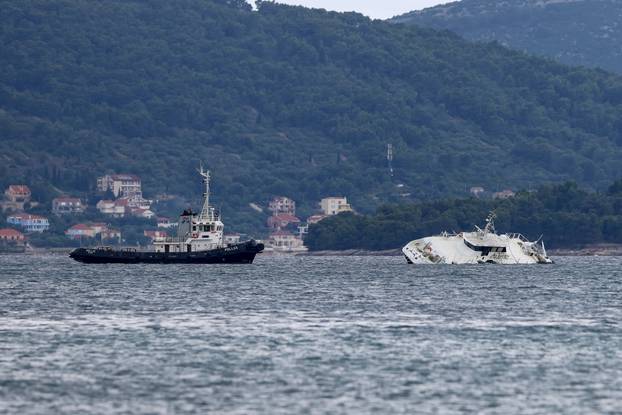 Zadar: Katamaran "Melita" s kojeg su noćas evakuirani putnici pluta u zadarskom kanalu