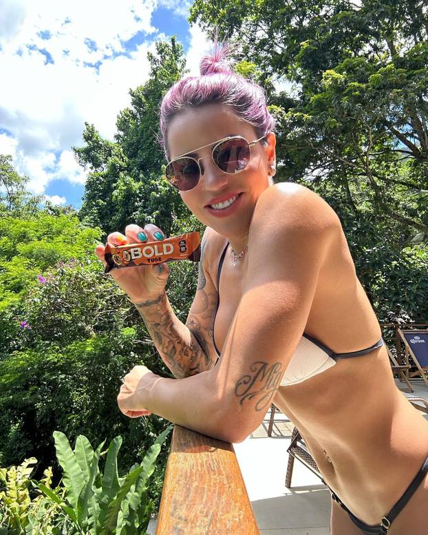 Fatalna Brazilka besplatno časti fanove intimnim fotografijama