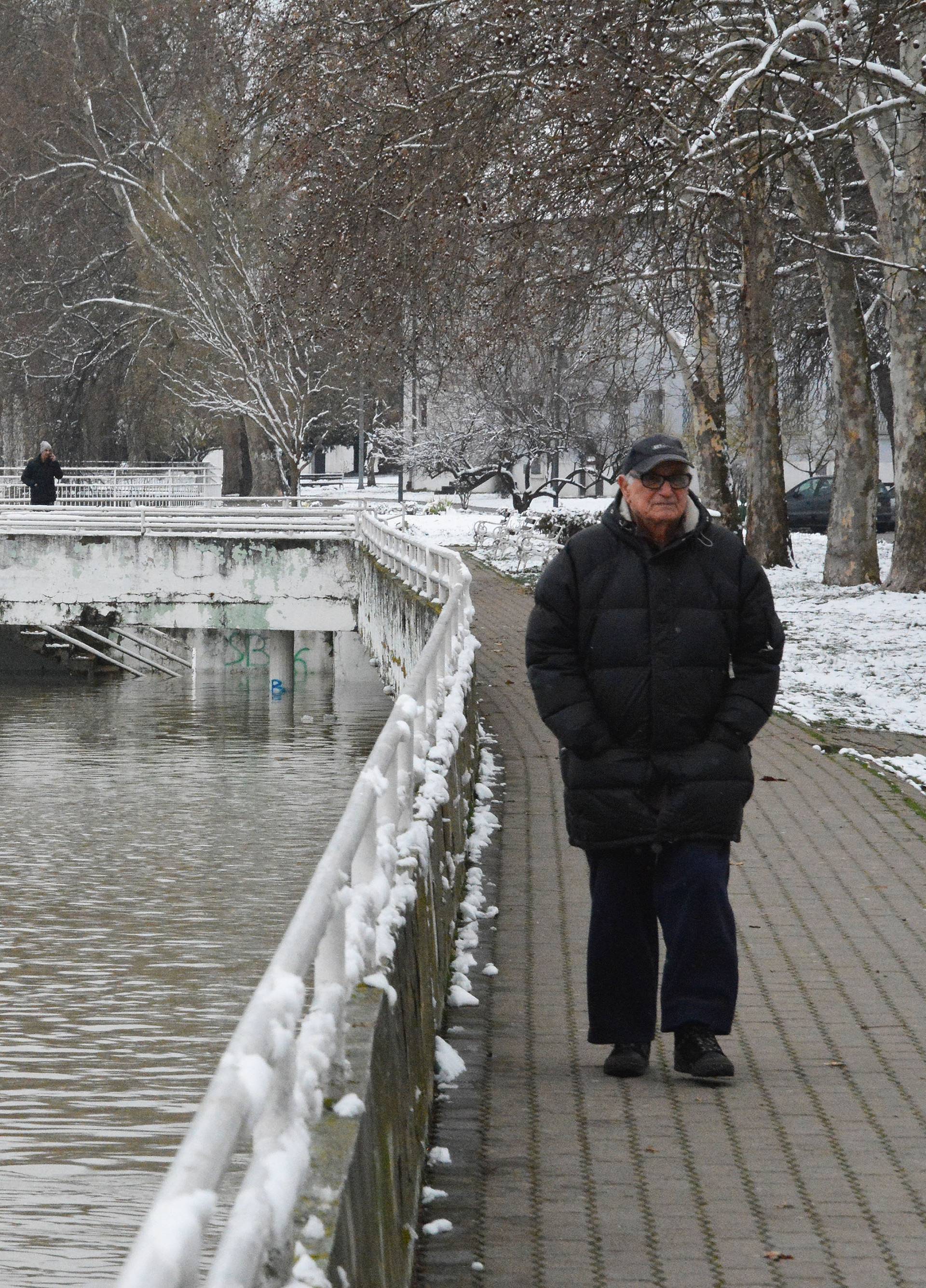 Ronioci dva sata u ledenoj vodi 'krpali' nasip kod Tanca na Uni