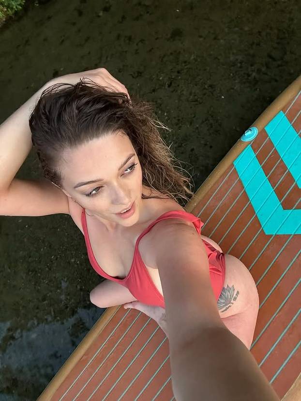 FOTO Ovo je najseksi pekarica koju ćete danas vidjeti: Mijesi tijesto i osvaja izgledom