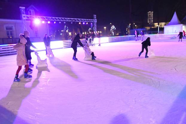 Virovitica: Središte grada sjaji  u blagdanskom ozračju jer traje manifestacija Advent u Virovitici