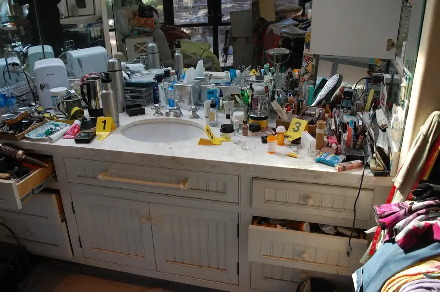 Gotovo 2 mjeseca nakon smrti pokopali su Genea Hackmana i njegovu ženu Betsy Arakawu