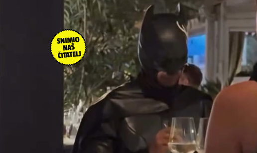 VIDEO Luda splitska noć: Sjeo u restoran u odijelu Batmana
