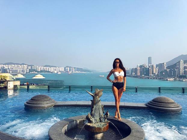 FOTO I tad je nosila tangice: Ovako je supruga slovenskog premijera izgledala kao plavuša