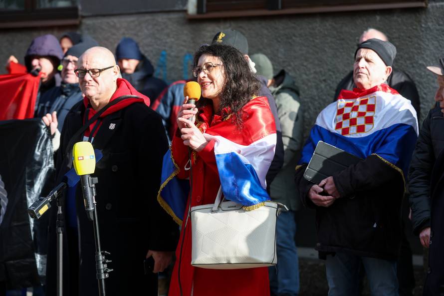 Prosvjednici  su stigli pred stan Tomislava Tomaševića i najavili  da će pjevati Thompsonove pjesme 