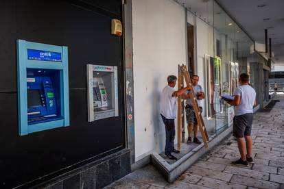 FOTO Radnici su već jutros popravili staklo na izlogu koje je sinoć ozlijedilo mlade u Splitu