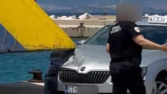 VIDEO Rampa trajekta rasturila haubu taksi Škode u Supetru!