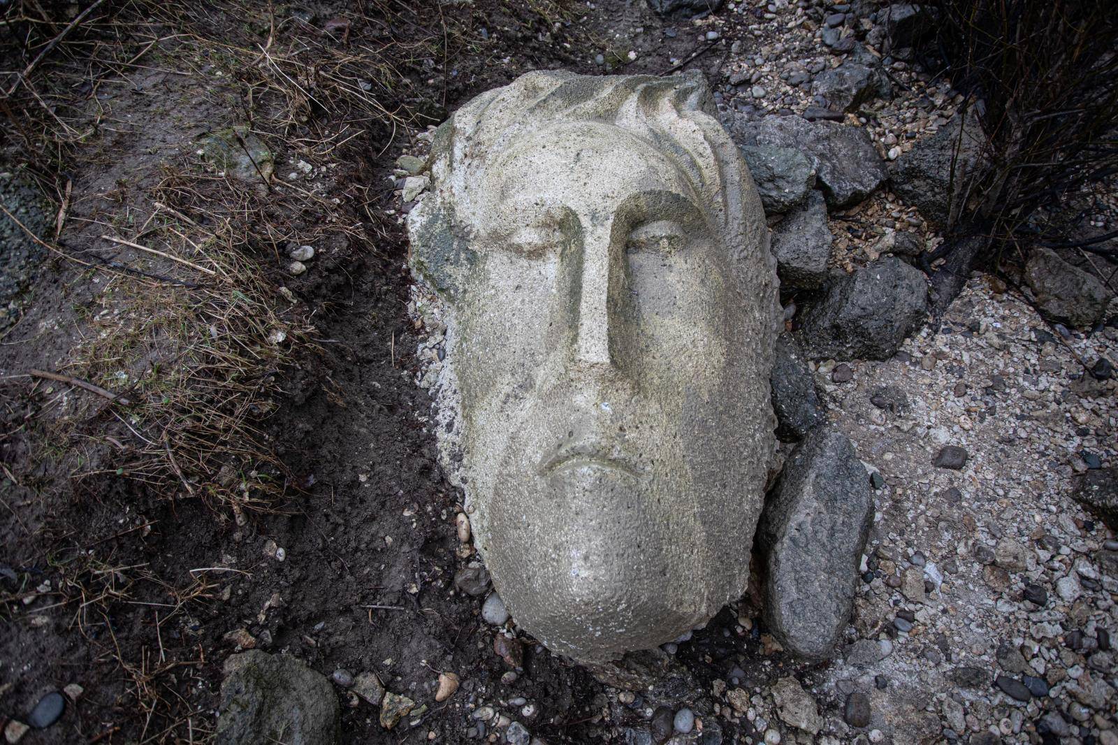 Kipar satima oslobađao glavu mitskog bića iz savskog blata