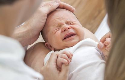 Bebu i vas muče kolike? Lijek je nošenje i lagano masiranje