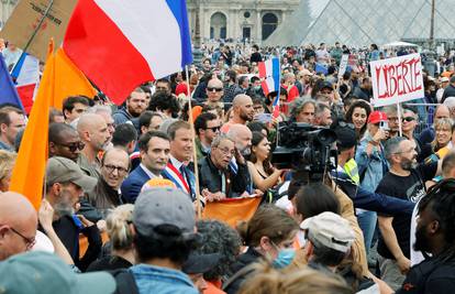 Prosvjed u Parizu protiv Covid potvrda: Od kolovoza su one potrebne za kafiće, restorane...