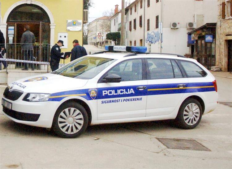 Policajci jurili na očevid  kod Pule, pa autom izletjeli s ceste