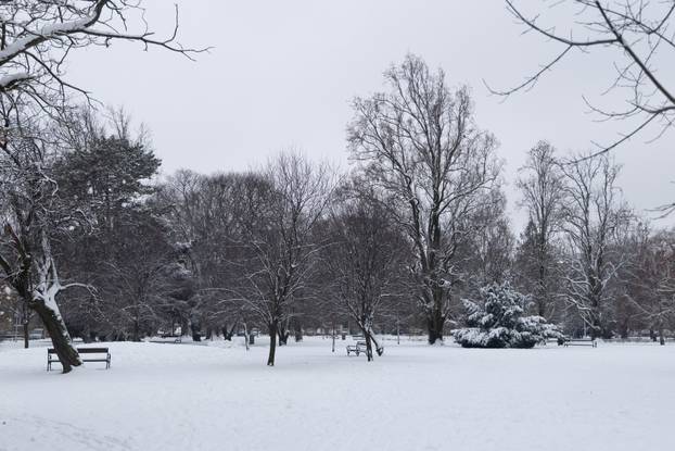 Osijek: Snijeg nastavlja pokrivati grad bijelim pokriva&ccaron;em